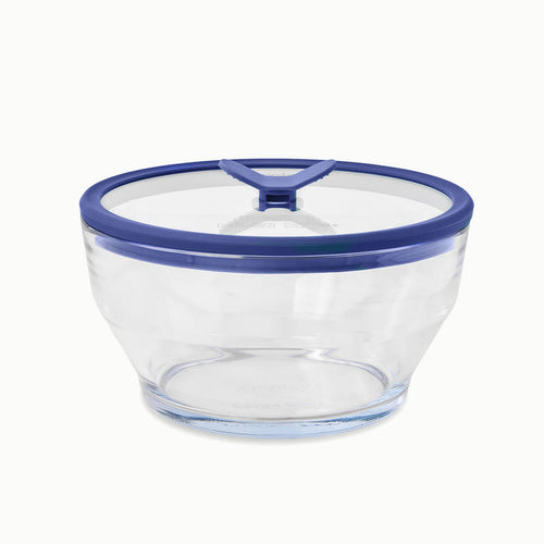 Presenting the 8-Cup Glass Round Deep Dish: a clear glass bowl paired with a blue-rimmed, transparent plastic lid featuring a triangular pull tab on top, perfect for meal prepping or reheating leftovers and photographed against a white background.