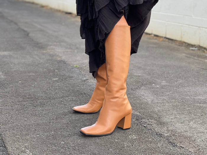 Carrano Bergen available in 2 colours