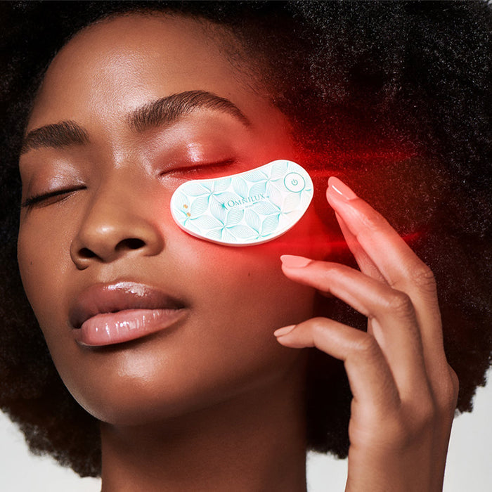 omnilux-eye-brightener-mini-led-device-lifestyle