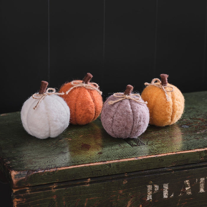 DE24007-Setof4FeltPumpkinTableDecorations.jpg