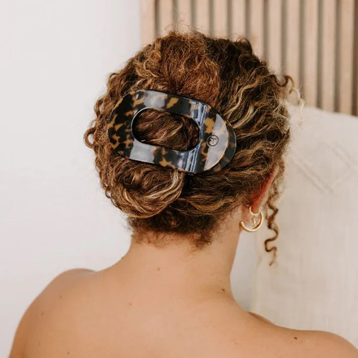 teleties-tortoise-flat-clip-large-lifestyle